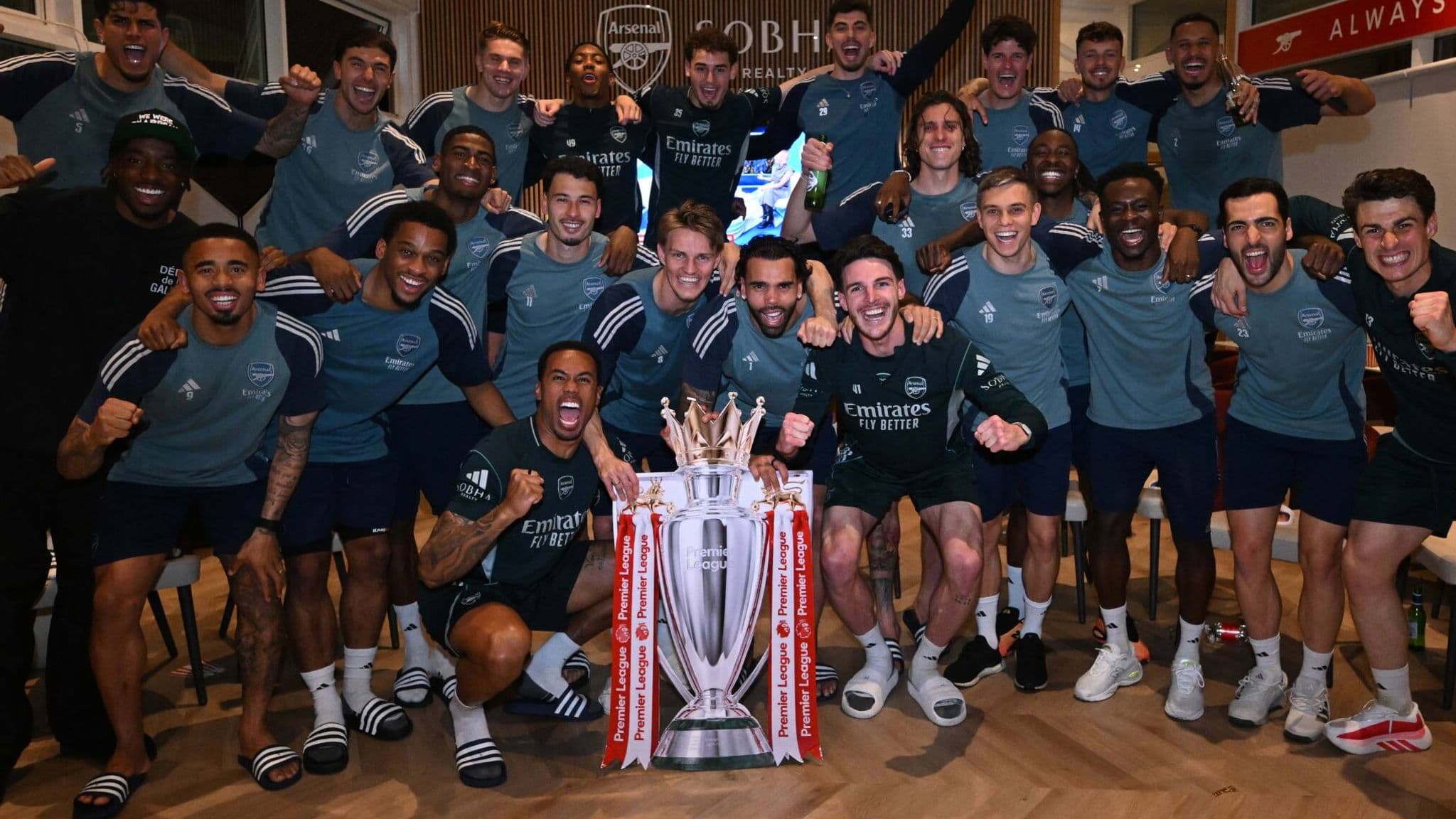 Arsenal players with trophy